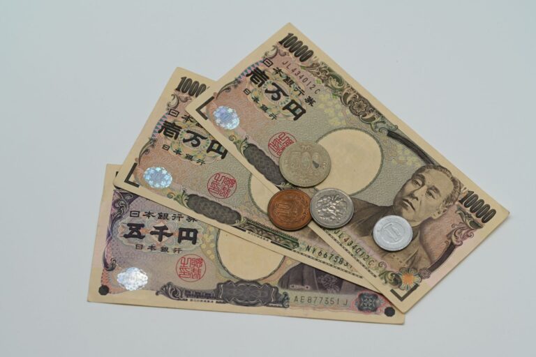 Japanese yen banknotes of an older design and coins