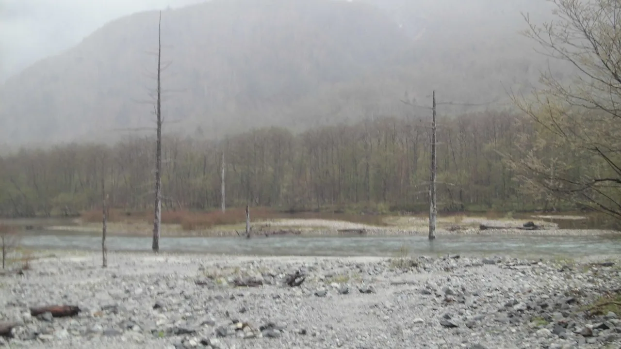 Poor visibility in mist near Taisho Pond in Kamikochi