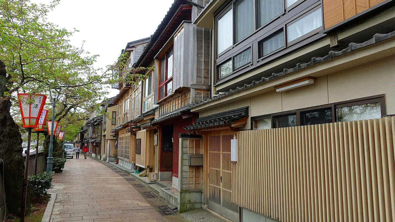 A walking path towards the Kazue-machi tea district along the Asano River