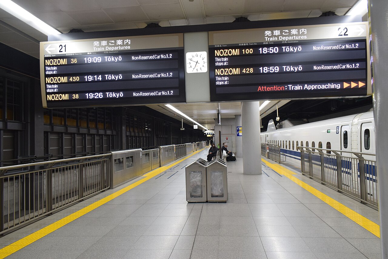 Departure information and regular-period unreserved-car signs on a Shinkansen platform at Shinagawa Station