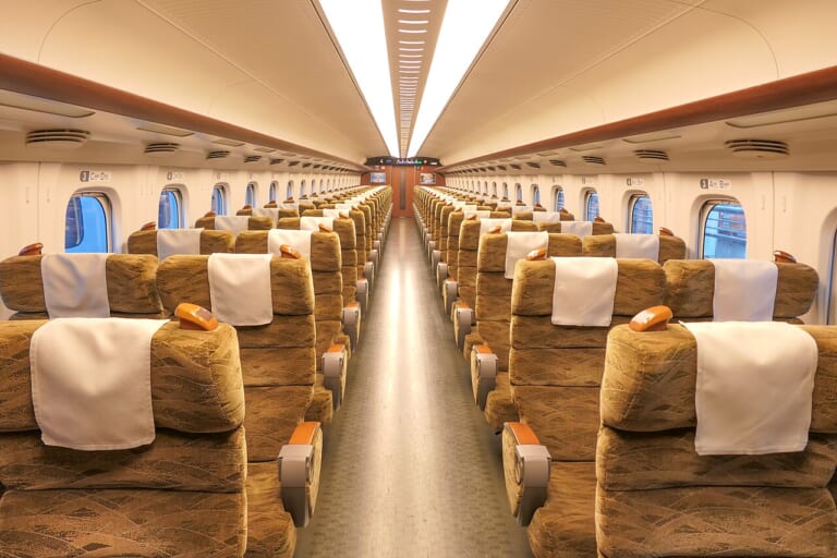 Ordinary-class reserved seats on an N700-7000 series Sanyo–Kyushu Shinkansen