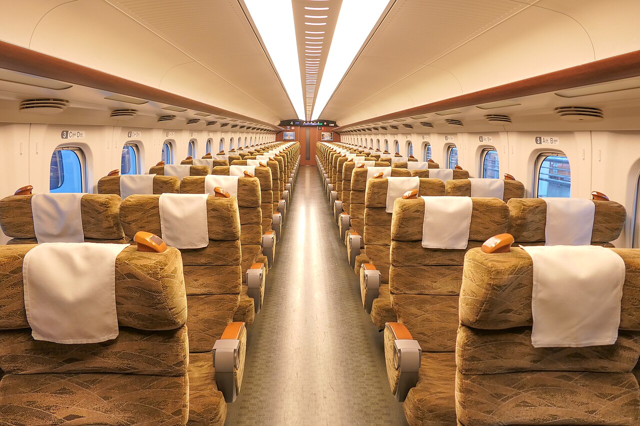 Ordinary-class reserved seats on an N700-7000 series Sanyo–Kyushu Shinkansen