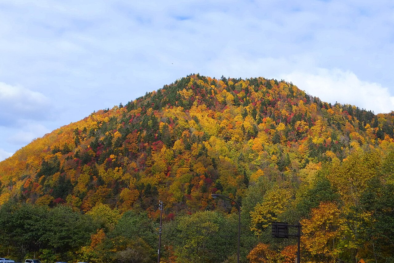 Autumn-coloured mountains beside the Hoheikyo Dam parking area