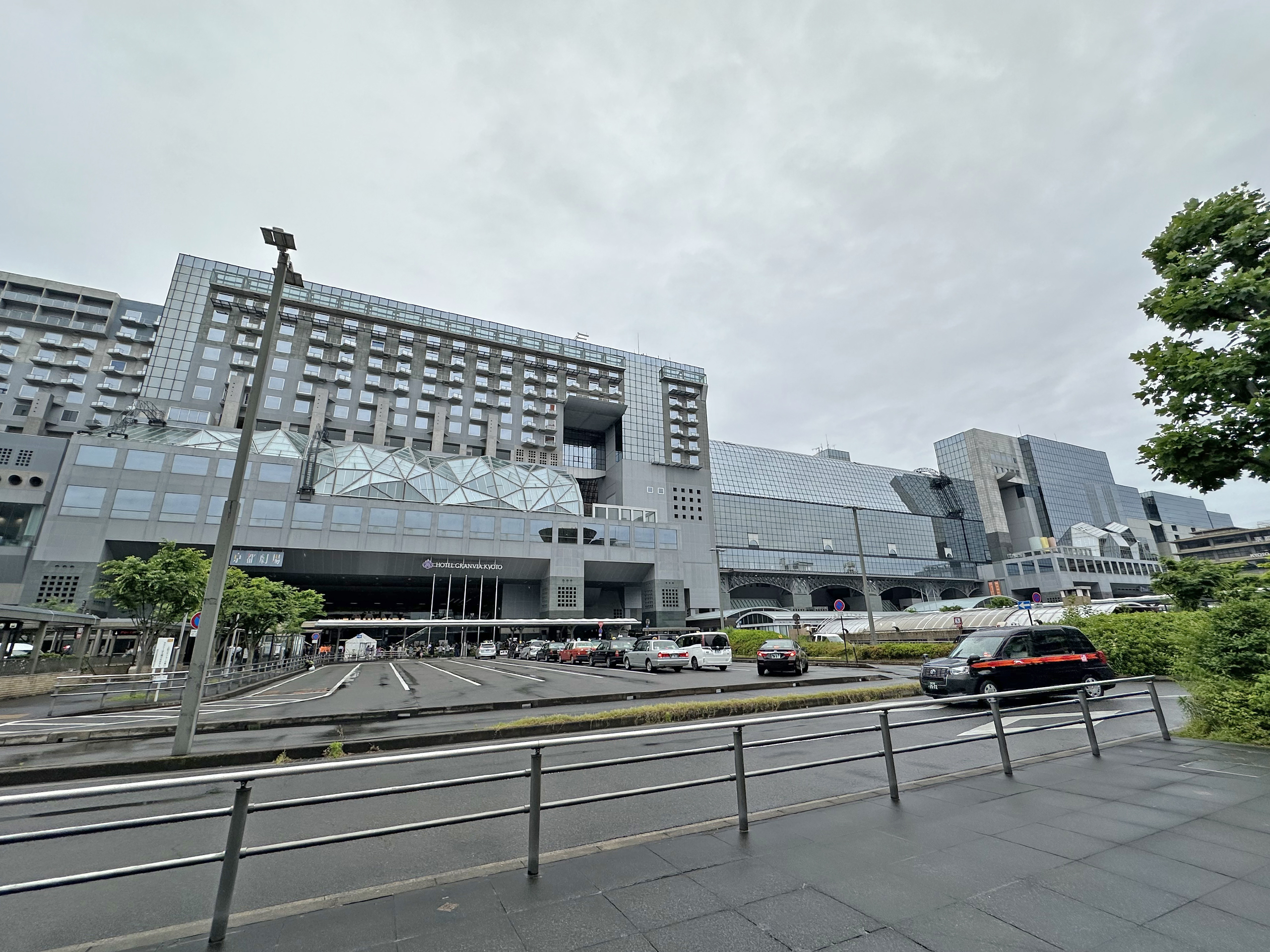 Hotel Granvia Kyoto and the Kyoto Station building, with taxis on the road outside