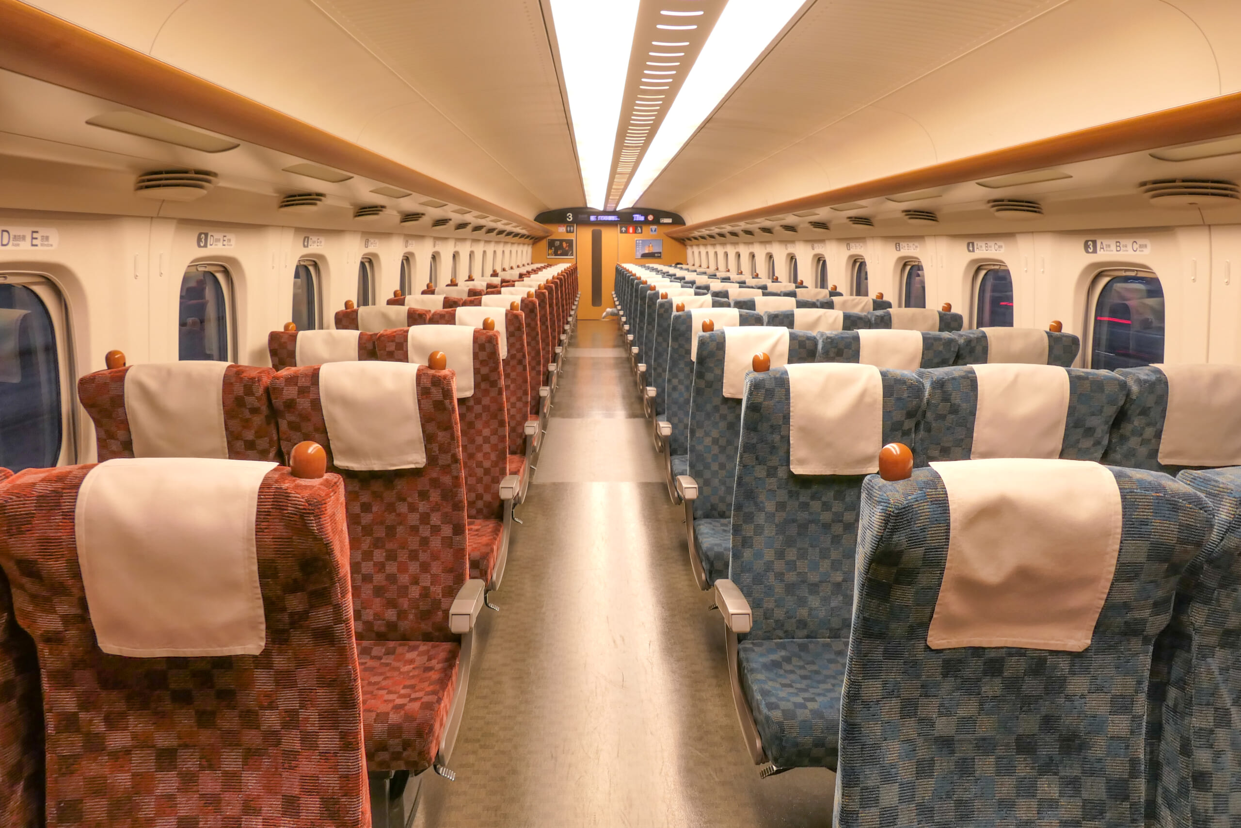 Non-reserved ordinary-car seats on an N700-series train used on the Sanyo and Kyushu Shinkansen