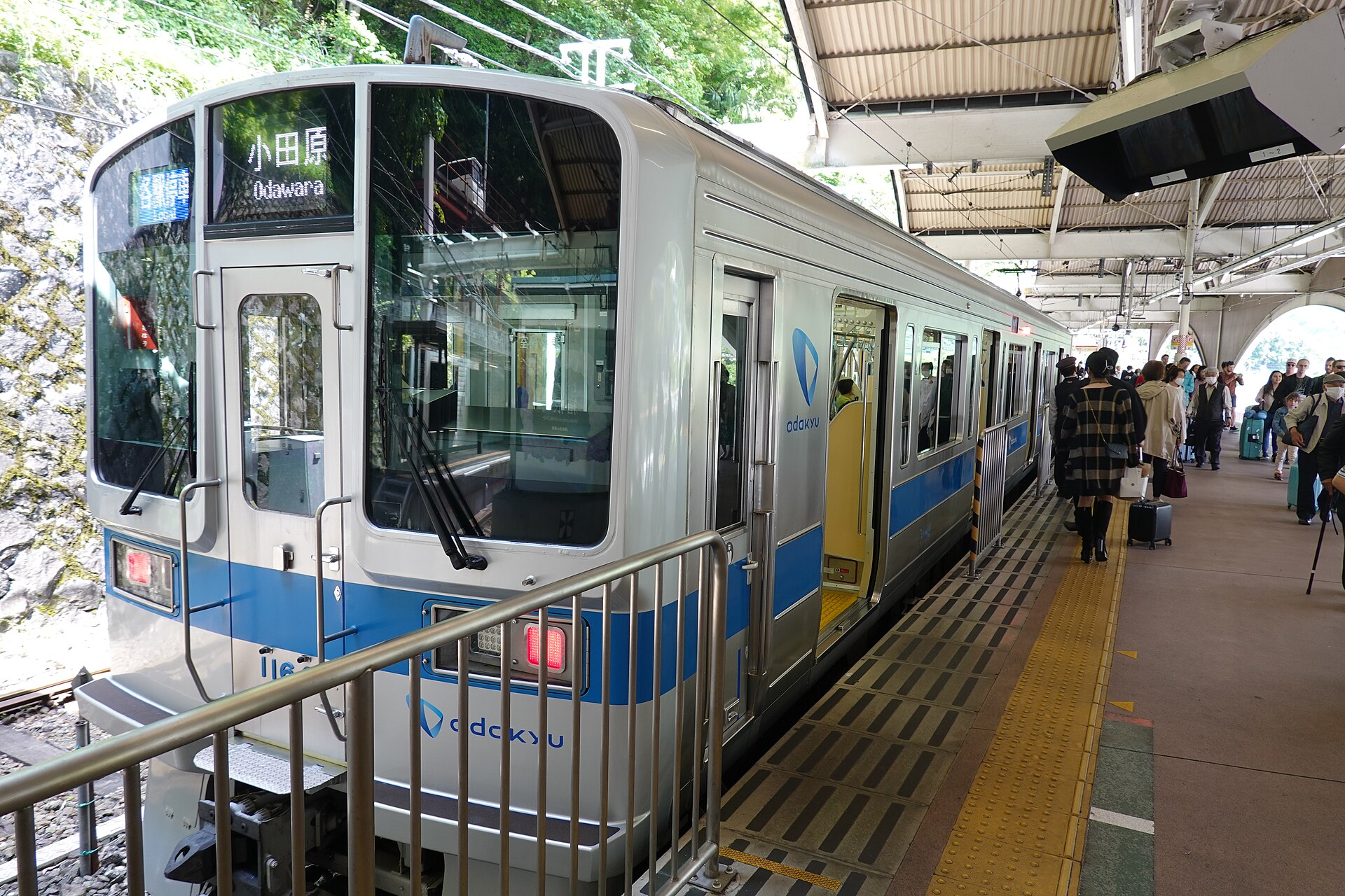 The platforms at Hakone-Yumoto Station in 2024