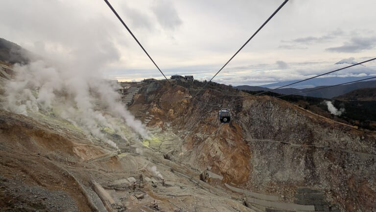 The volcanic valley and ropeway at Owakudani