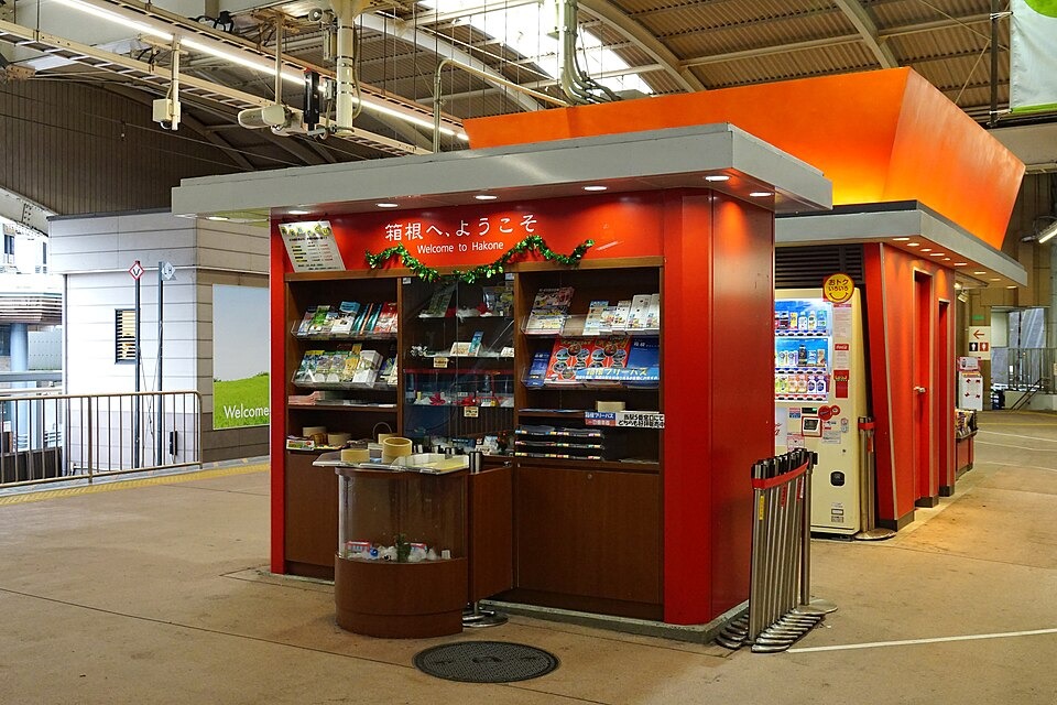 Shops and passage inside Hakone-Yumoto Station