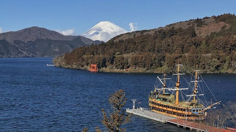 Lake Ashi, Mount Fuji and a sightseeing boat