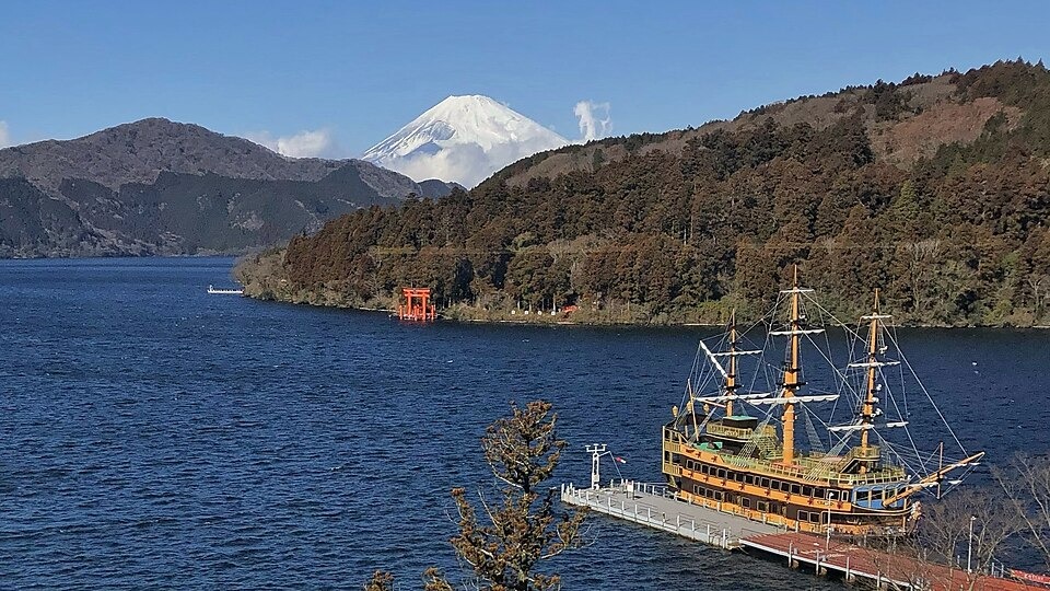 Lake Ashi, Mount Fuji and a sightseeing boat