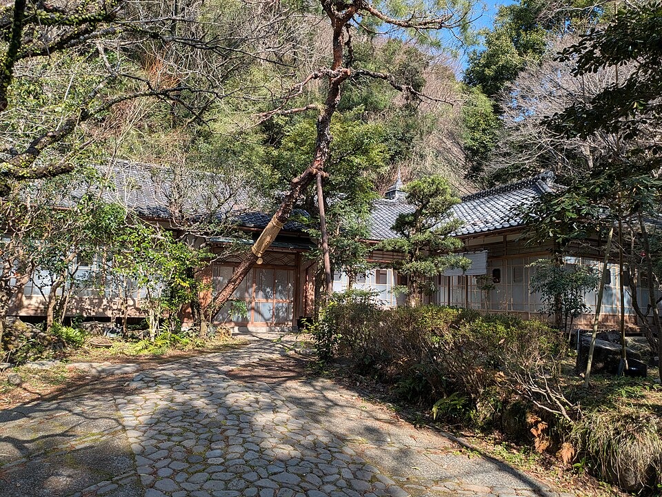 The wooden exterior of Fukuzumi Ryokan Besso Shuoku in Hakone