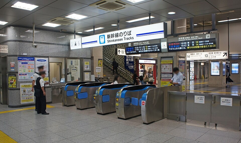 Shinkansen transfer gates at Odawara Station