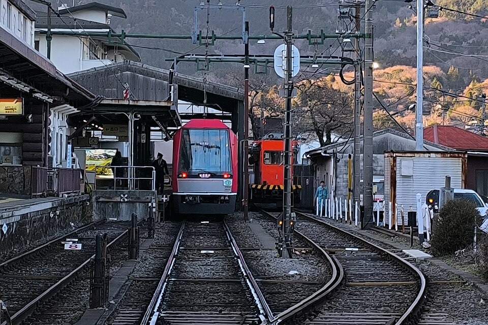 A mountain train photographed at Gora Station in 2025