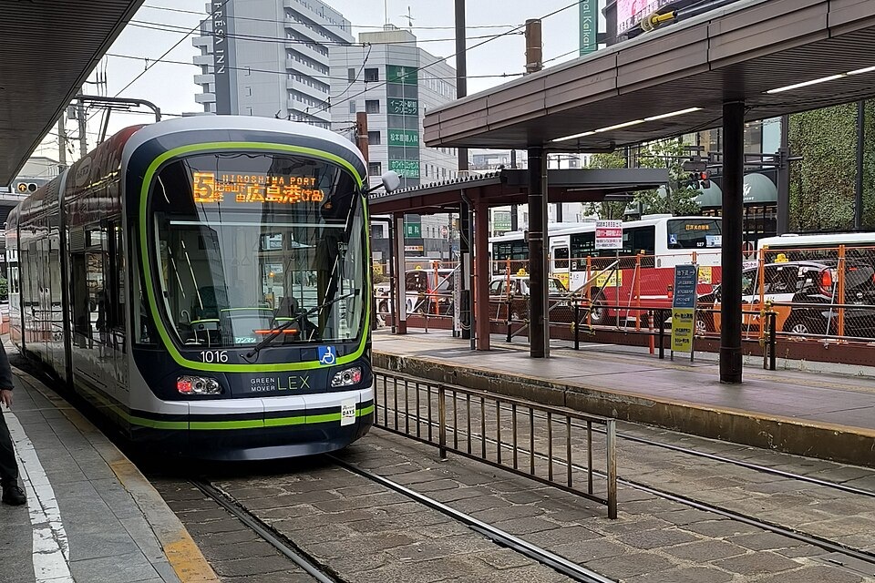 A Hiroden 1000-series tram at Hiroshima Station