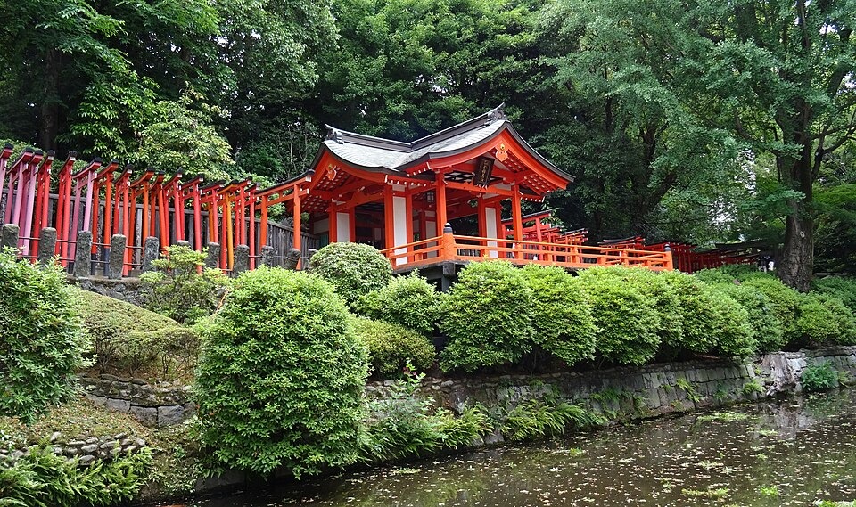 緑の境内に並ぶ根津神社の赤い鳥居