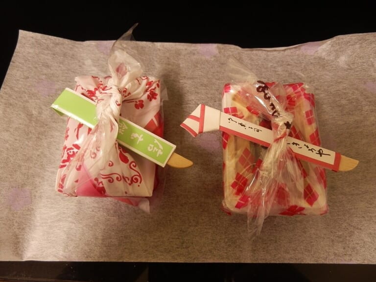 Shingen mochi and Kikyo Shingen mochi in small cloth wrappers