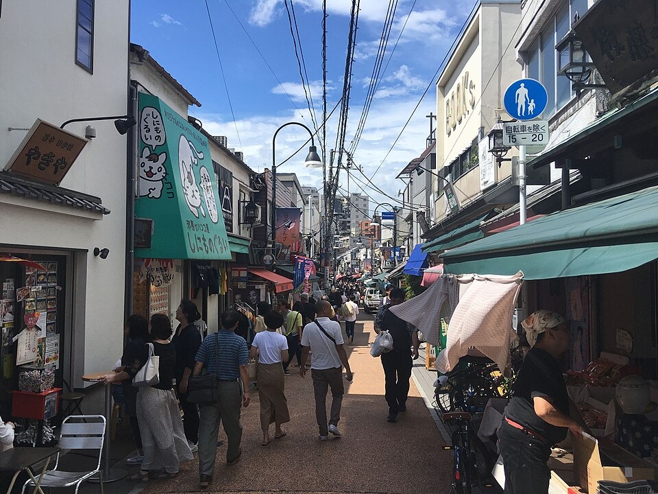 谷中銀座の通りに並ぶ小さな店と買い物客