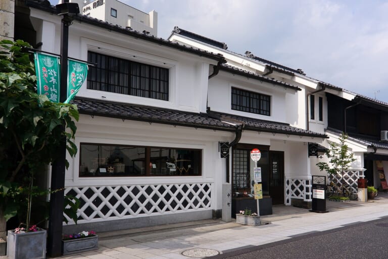 White walls and namako-pattern plaster on Nakamachi Street, Matsumoto