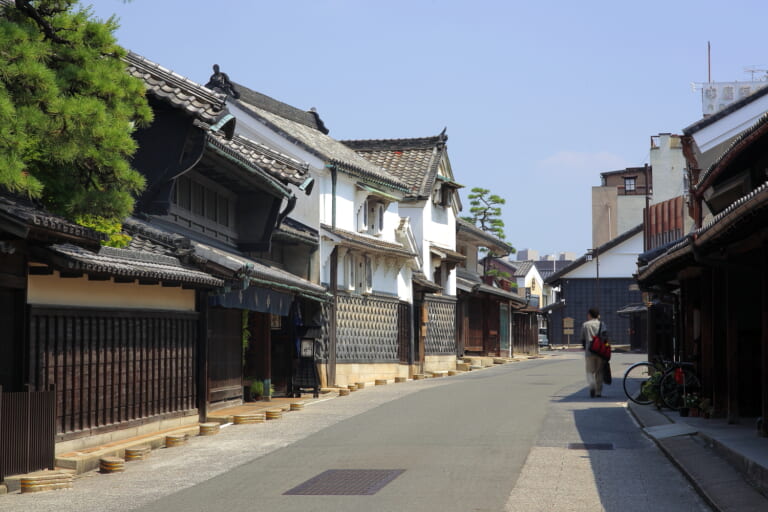 Historic streets and tiled roofs in Arimatsu