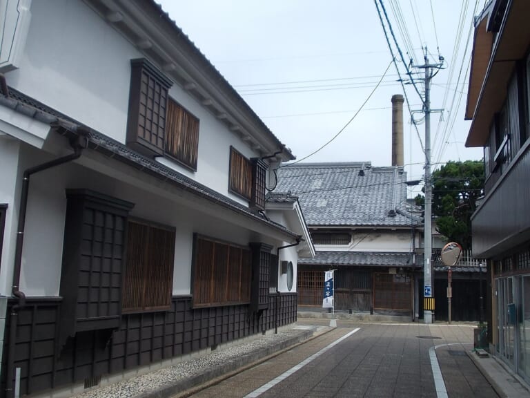 White-walled buildings and a narrow lane in Tsuyazaki Sengen