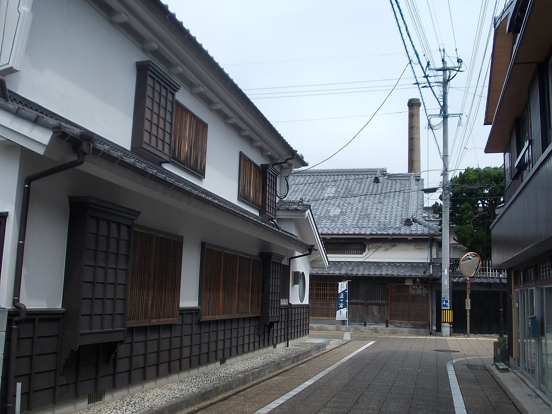 White-walled buildings and a narrow lane in Tsuyazaki Sengen