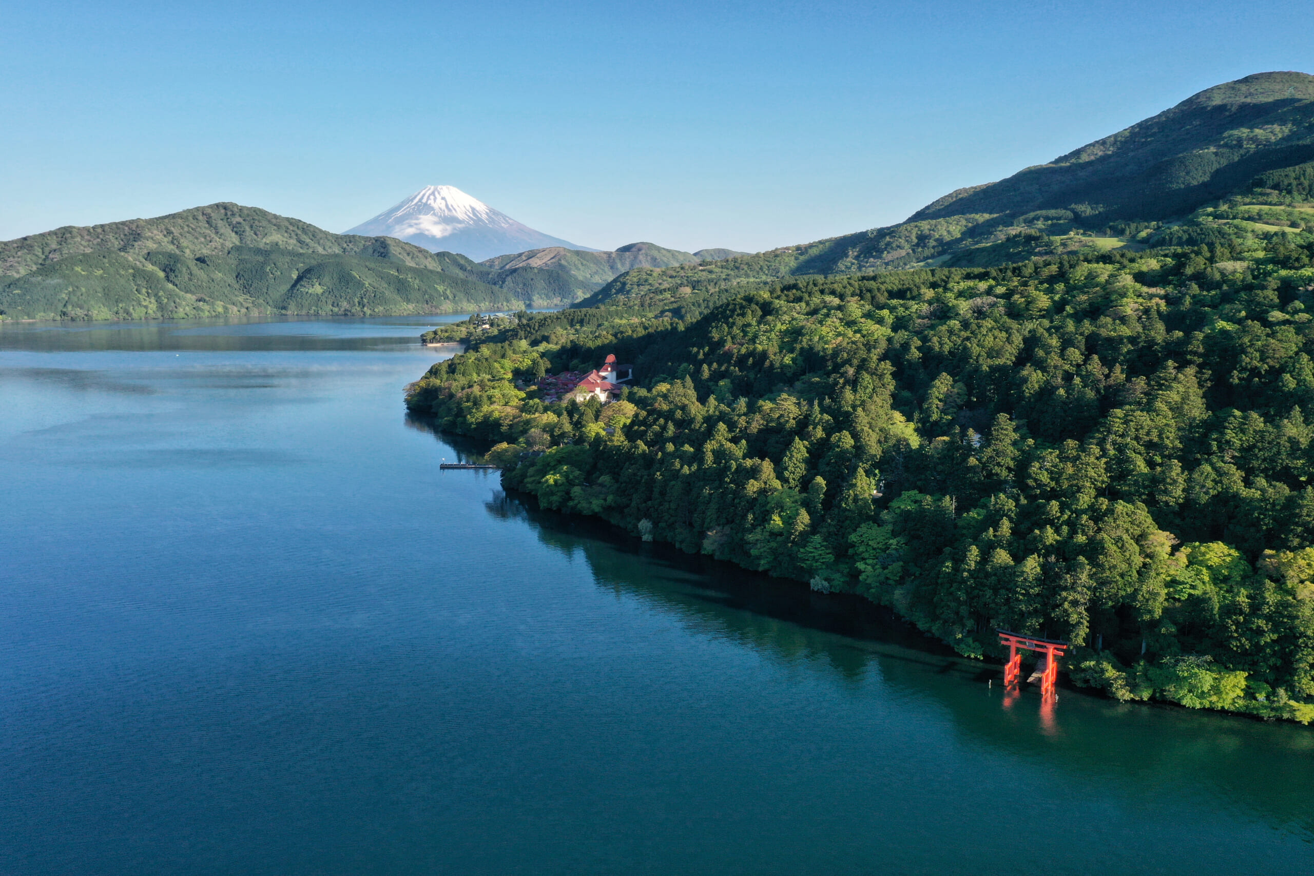 Lake Ashi, Mount Fuji and the lakeside torii in Hakone