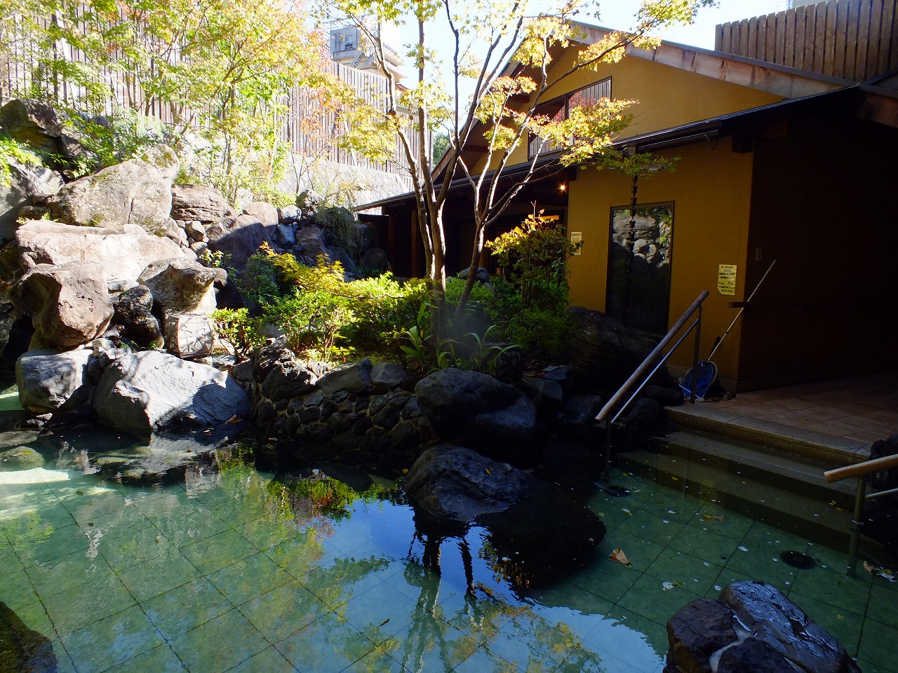 An outdoor bath facing a garden at Yumotokan in Ogoto Onsen